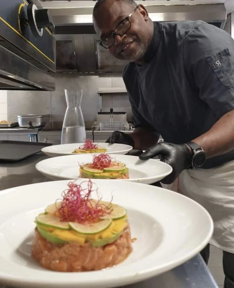 En cuisine, le chef présente trois assiettes colorées garnies de fines rondelles de citron vert.